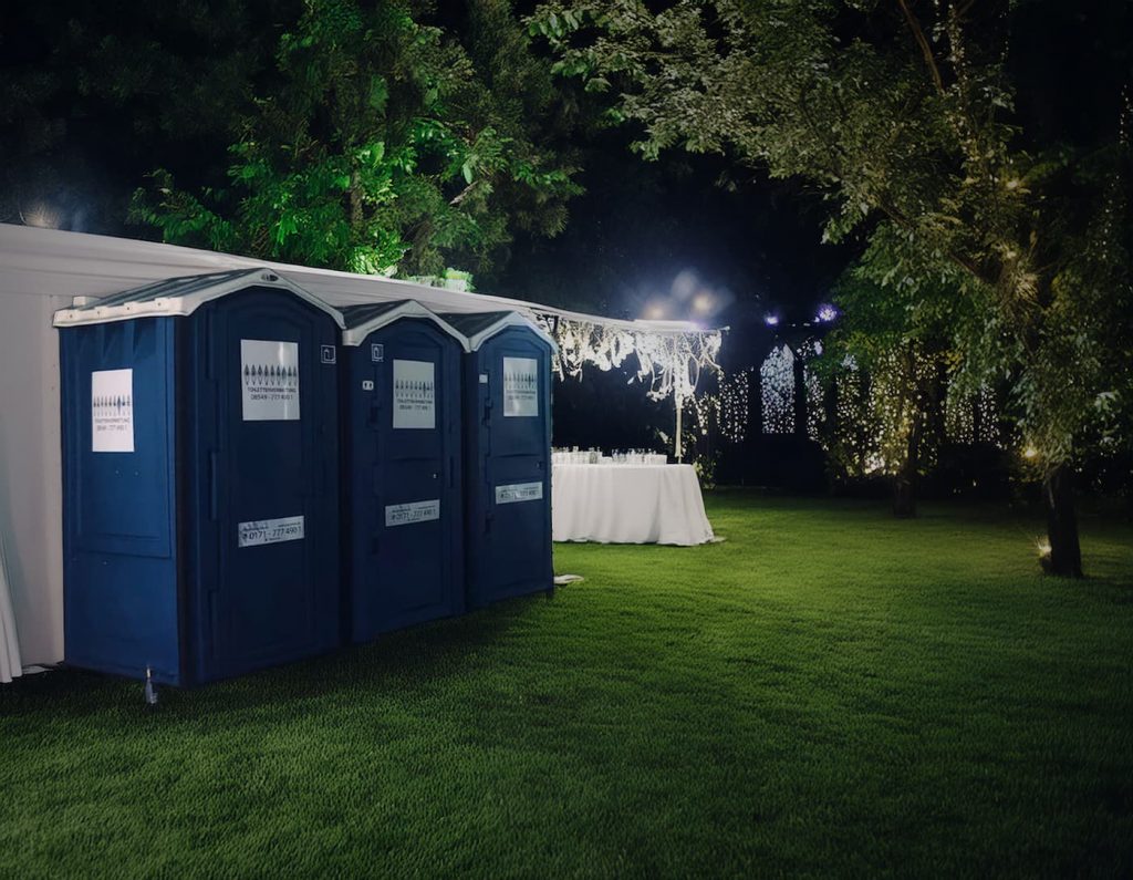 Mehrere blaue Bayern wc hochzeit toiletten mieten gartenparty Dixis f&uuml;r Bayern