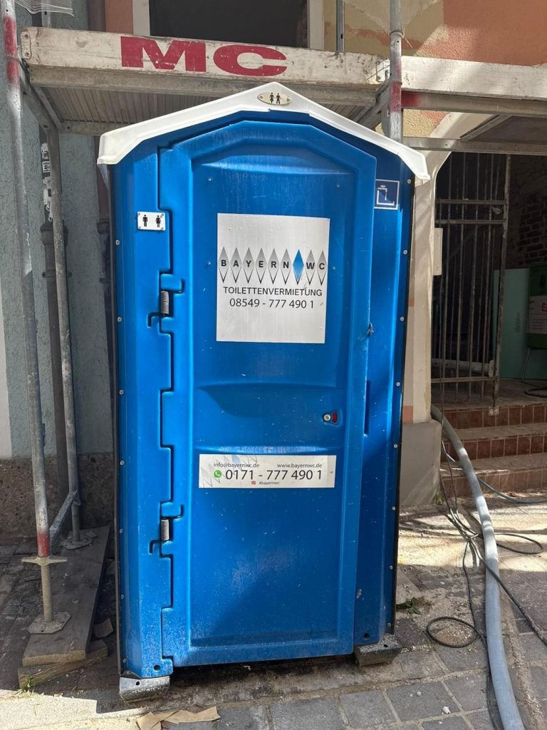WC Container mieten: Alles Wissenswerte für Bauherren Bauklo auf Baustelle Eigenheim blau Bayern WC Bauklo auf Baustelle Eigenheim blau Bayern WC Dixis für Bayern