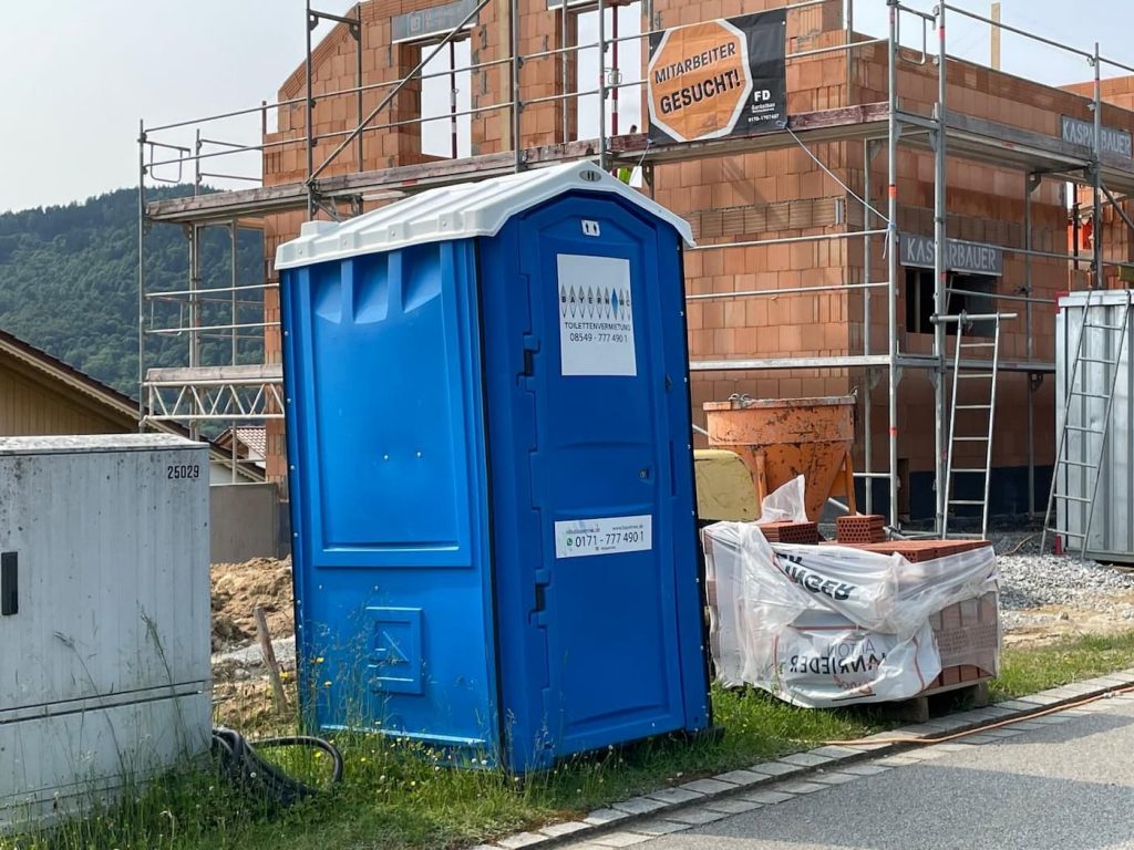 Baustellentoilette mieten: 8 Gründe für die Miete einer Toilette für die Baustelle Blaues Bauklo neben baustelle am strassenrand Blaues Bauklo neben baustelle am strassenrand Dixis für Bayern