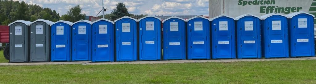 Festival Toilette: Welche Toilettenlösungen gibt es? Mehrere blaue Miettoiletten Niederbayern oberfalz Bayern WC BayernWC Mehrere blaue Miettoiletten Niederbayern oberfalz Bayern WC BayernWC Dixis für Bayern