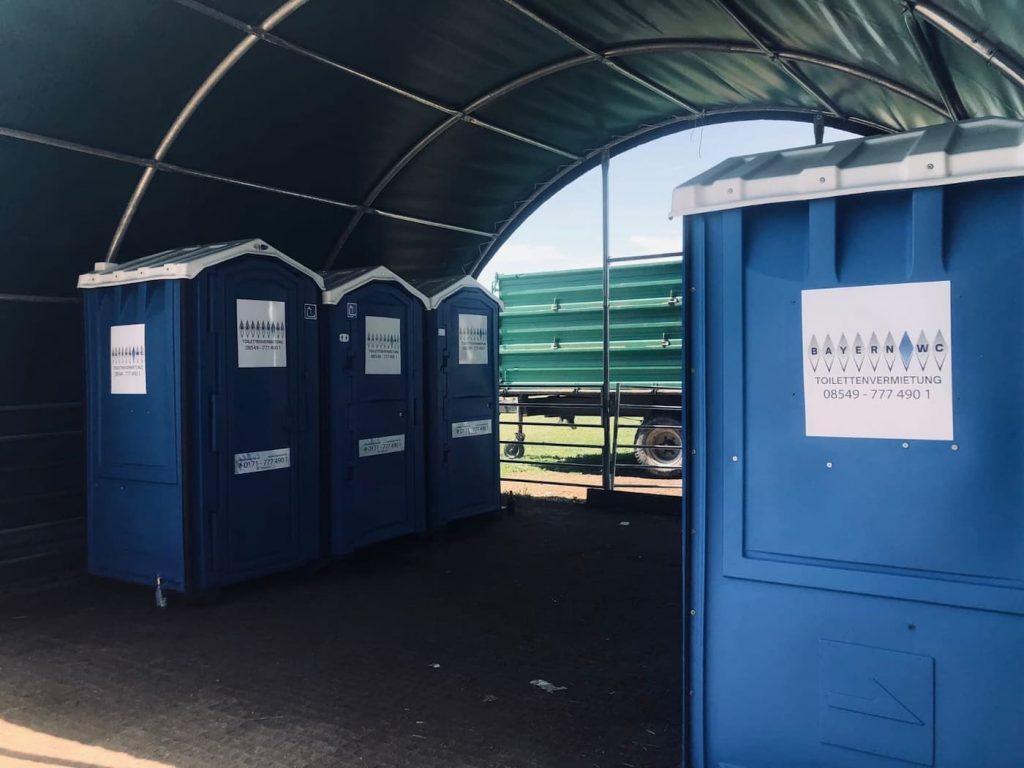 Viele Festival Toiletten unterm Zeltdach Bayern WC Dixis f&uuml;r Bayern