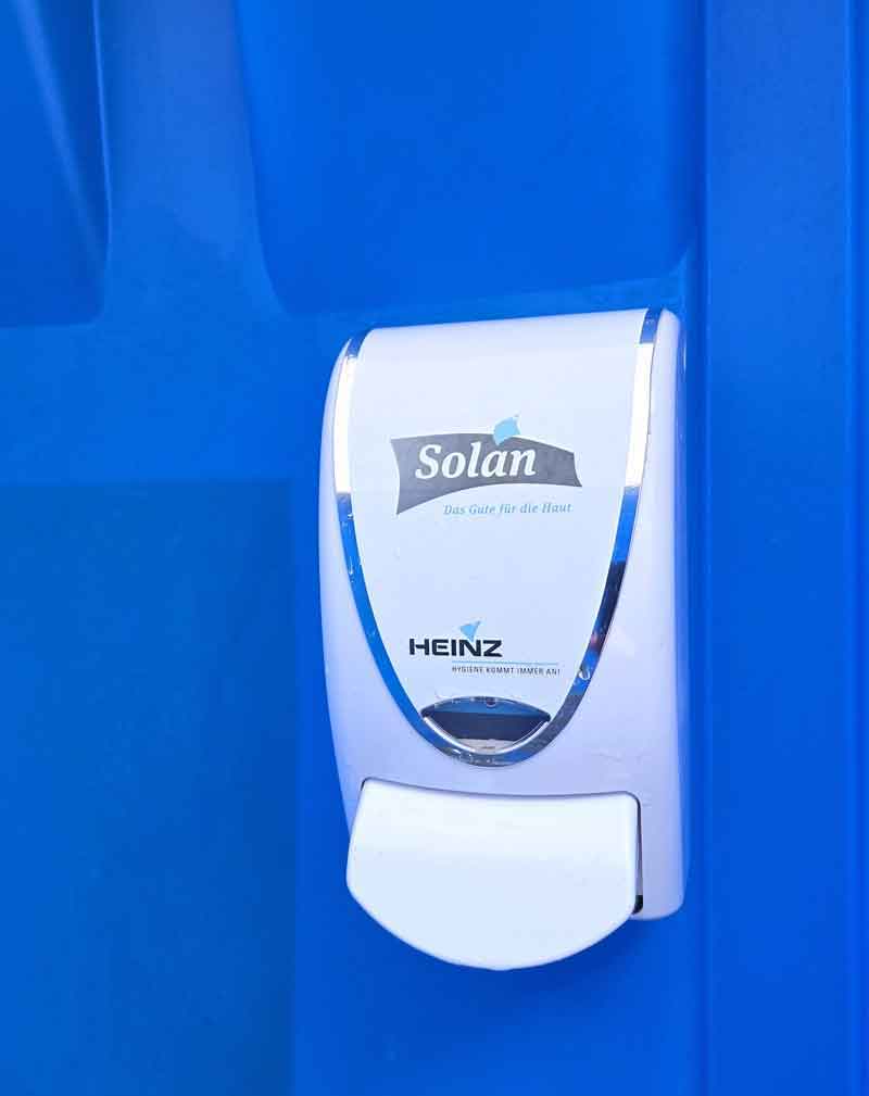 Mobile Miettoiletten für Baustellen & Veranstaltungen in Bayern mobiles wc von innen 5 bayern wc 1 mobiles-wc-von-innen-Seifenspender-bayern-wc